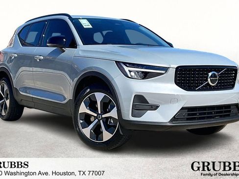 Used 2026 Volvo XC40 B4 Core FWD image 1