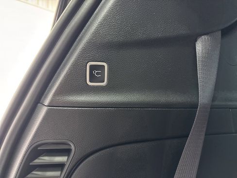 Used 2025 Chrysler Pacifica Limited image 41