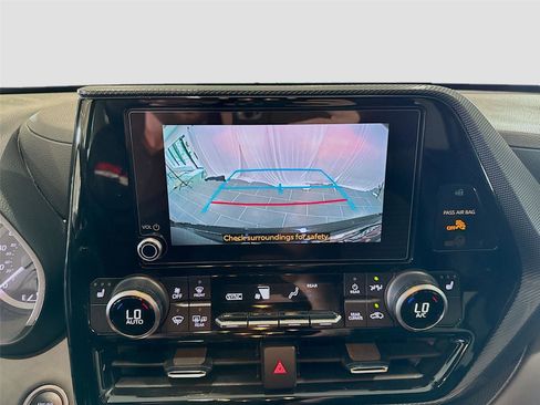 Used 2024 Toyota Highlander XSE FWD image 10