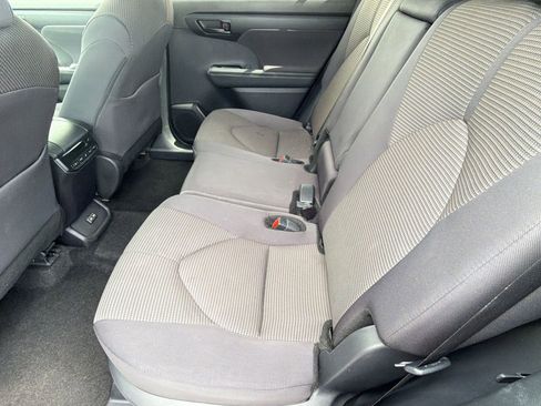 Used 2025 Toyota Highlander LE image 29