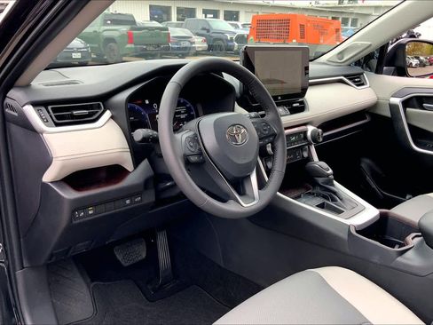 Used 2025 Toyota RAV4 Limited image 17