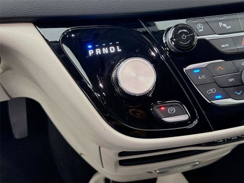 Used 2023 Chrysler Pacifica Touring-L FWD image 18