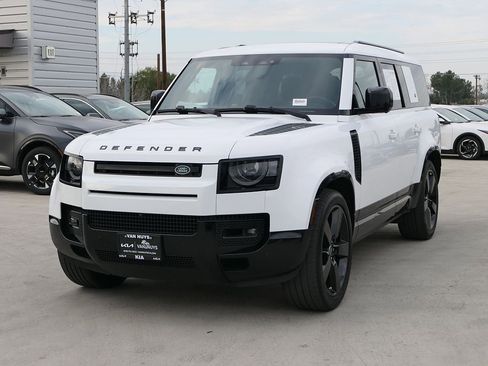 Used 2024 Land Rover Defender 130 X-Dynamic SE AWD/4WD image 8