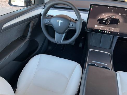 Used 2022 Tesla Model Y Long Range AWD/4WD image 17