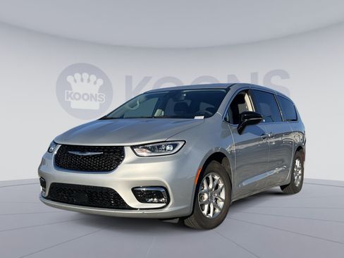 Used 2024 Chrysler Pacifica Touring-L FWD image 1