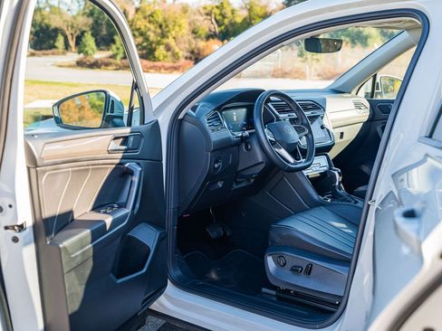 Used 2023 Volkswagen Tiguan SE image 17