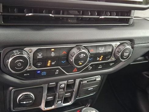 Used 2025 Jeep Wrangler Unlimited Sahara w/ Safety Group image 17