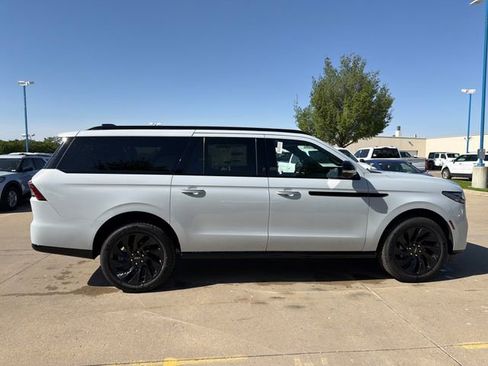 New 2026 Lincoln Navigator L Reserve AWD/4WD image 3