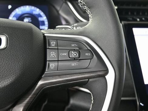 Used 2023 Jeep Grand Cherokee Limited image 36