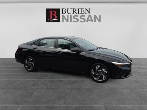 Used 2025 Hyundai Elantra Limited FWD image 7