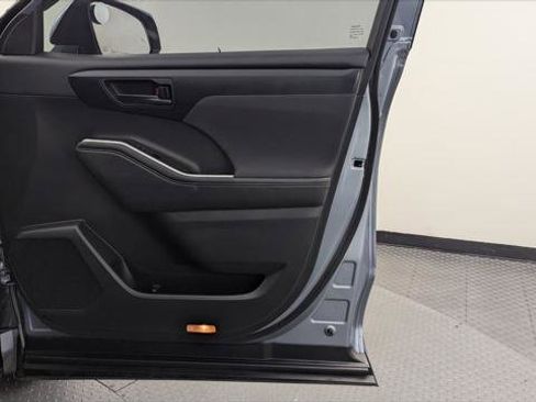 Used 2023 Toyota Highlander LE image 19