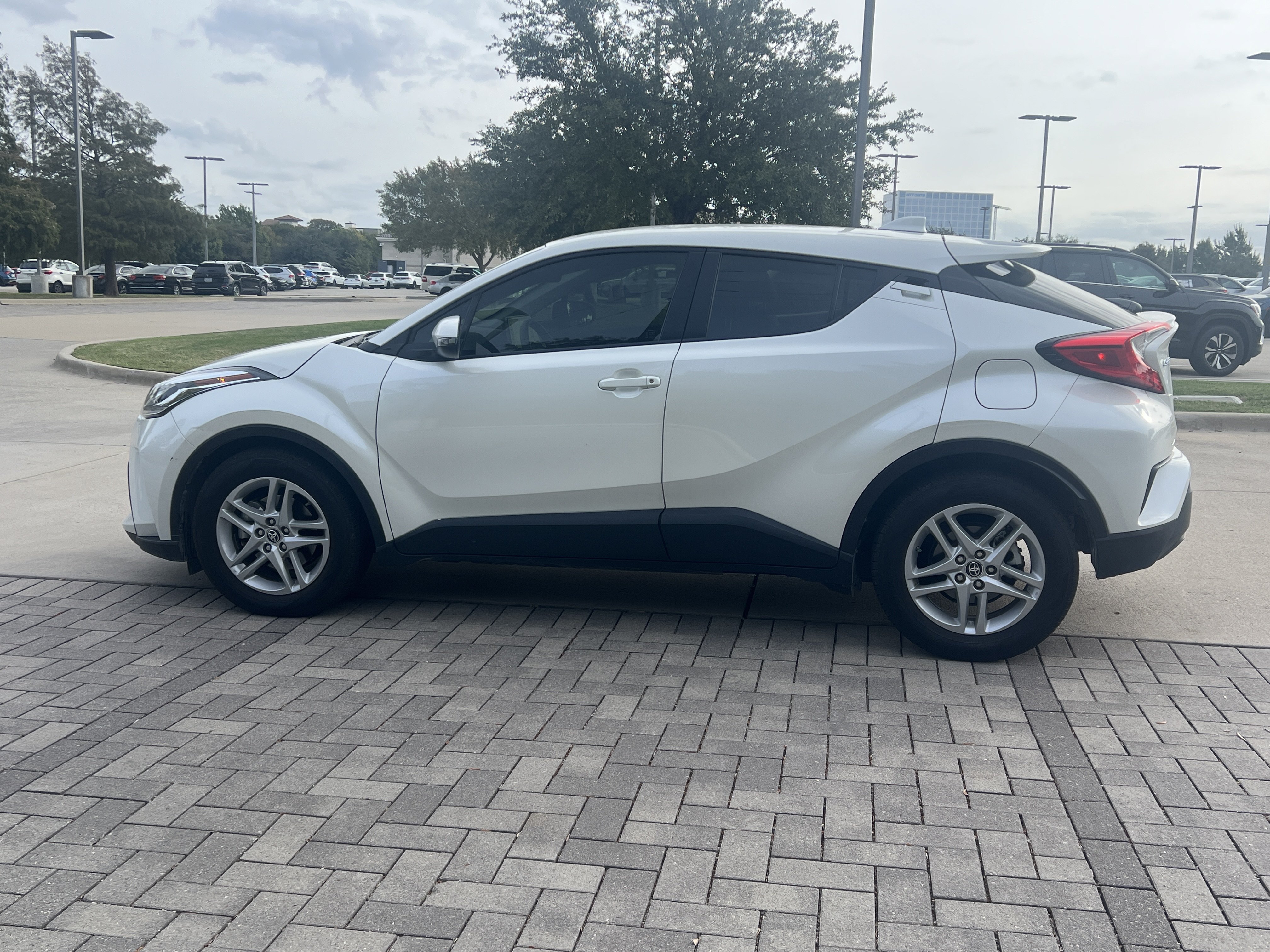 Used 2020 Toyota C-HR LE FWD image 6