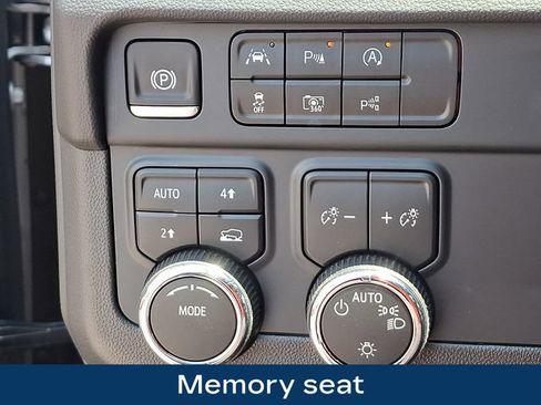 Used 2026 Chevrolet Suburban LT AWD/4WD image 9