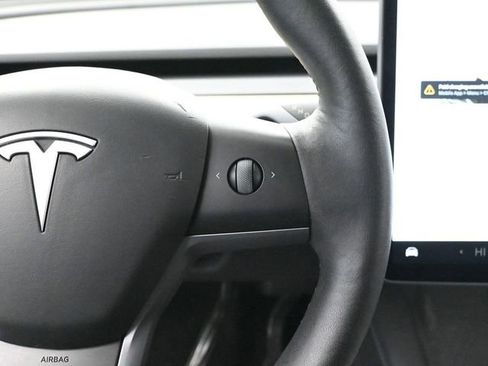 Used 2022 Tesla Model Y Long Range image 25