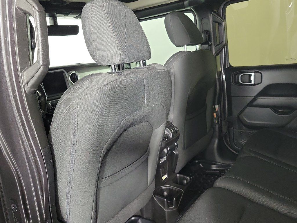 Used 2018 Jeep Wrangler Unlimited Sahara AWD/4WD image 10