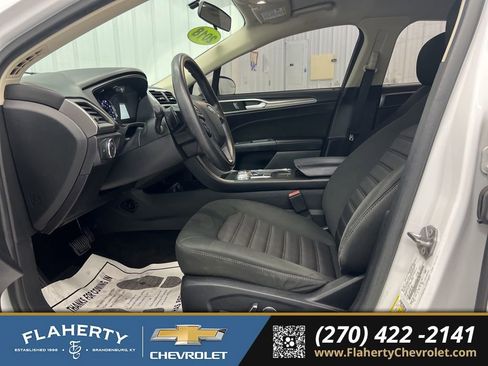 Used 2018 Ford Fusion SE w/ Fusion SE Technology Package image 9