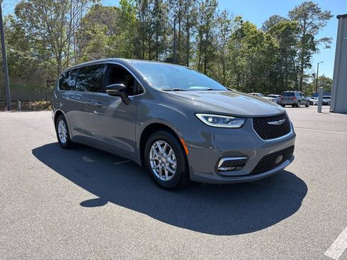 Used 2025 Chrysler Pacifica Select FWD image 4