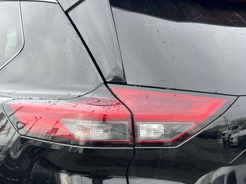 Used 2021 Nissan Rogue SV image 8