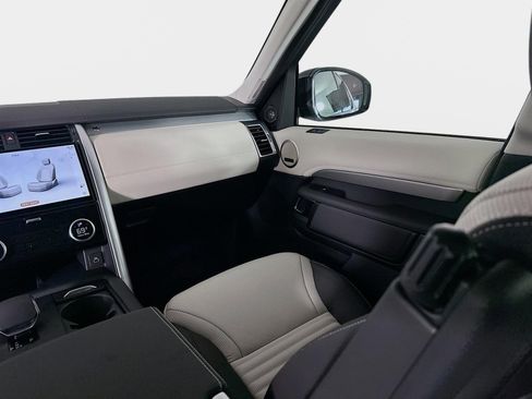 Used 2025 Land Rover Discovery Dynamic SE AWD/4WD image 26