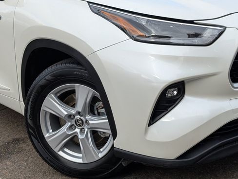 Used 2021 Toyota Highlander LE FWD image 11