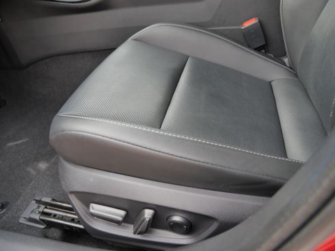 Certified 2025 Toyota Prius XLE FWD image 21