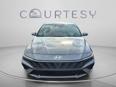 Certified 2025 Hyundai Elantra SE FWD image 8