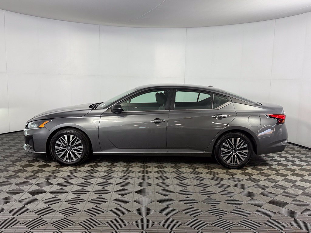 Used 2025 Nissan Altima 2.5 SV FWD image 22