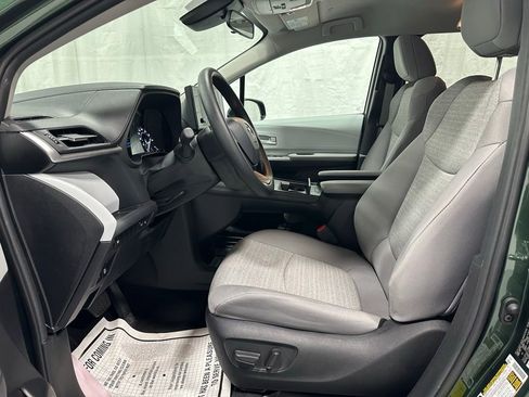 Used 2025 Toyota Sienna LE image 14