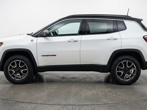 Used 2025 Jeep Compass Trailhawk image 5