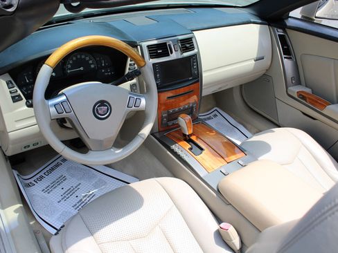 Used 2006 Cadillac XLR image 25