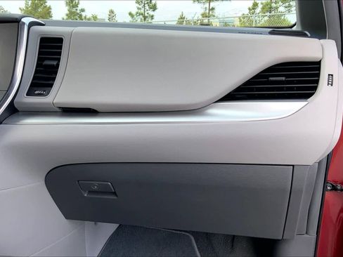 Used 2019 Toyota Sienna L image 18