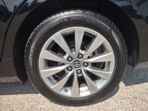 Used 2017 Toyota Camry XLE w/ Moonroof Package FWD image 27