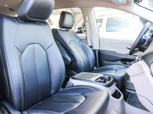 Used 2024 Chrysler Pacifica Limited FWD image 17