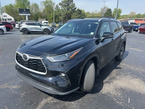 Used 2022 Toyota Highlander XLE image 3