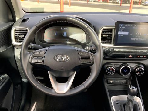 Used 2025 Hyundai Venue SEL image 5