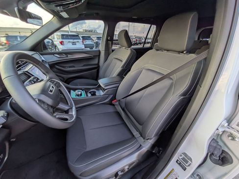 Used 2025 Jeep Grand Cherokee L Laredo image 16