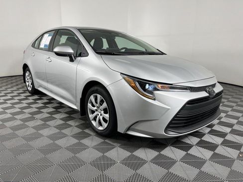 Used 2025 Toyota Corolla LE FWD image 2