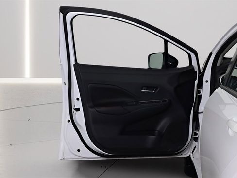 Used 2023 Nissan Versa SR w/ Trunk Package image 32