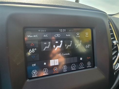 Used 2018 Jeep Compass Latitude w/ Popular Equipment Group AWD/4WD image 9