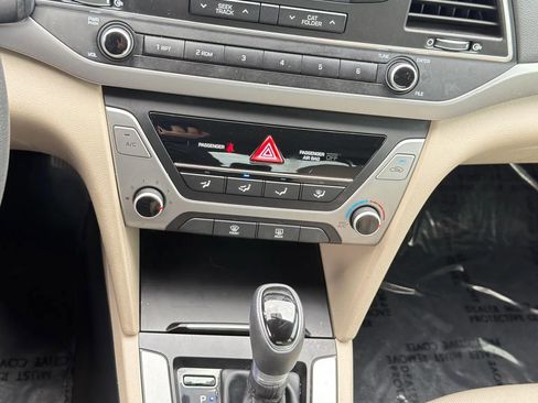 Used 2017 Hyundai Elantra SE image 18