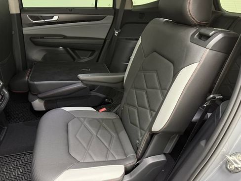 Used 2024 Volkswagen Atlas Peak Edition SE AWD/4WD image 34