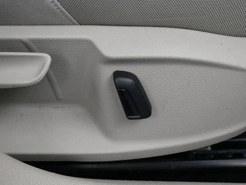 Used 2018 Volkswagen Golf S image 32