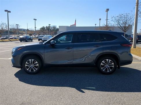 Certified 2025 Toyota Highlander XLE image 7