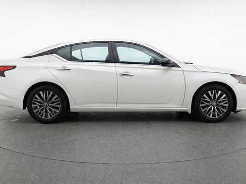 Used 2025 Nissan Altima 2.5 SV FWD image 9