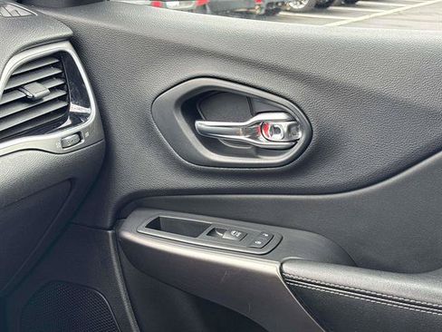 Used 2019 Jeep Cherokee Limited AWD/4WD image 30