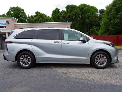 Used 2024 Toyota Sienna XLE FWD image 8