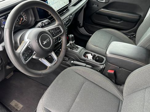 Used 2024 Jeep Wrangler Sahara image 11
