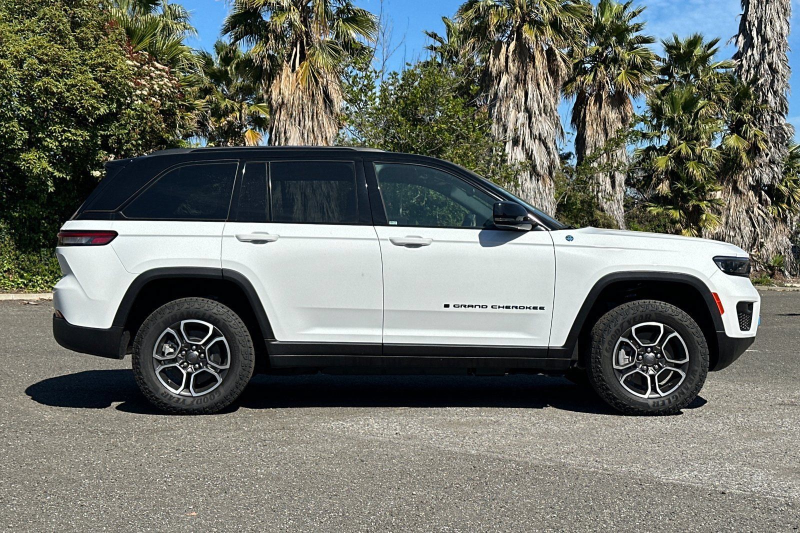 New 2023 Jeep Grand Cherokee Trailhawk AWD/4WD image 2