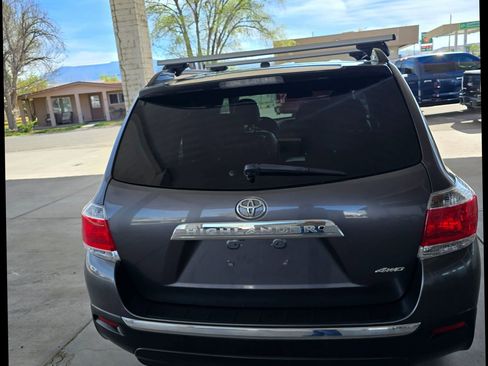 Used 2012 Toyota Highlander SE w/ Tow Pkg image 5
