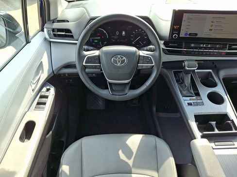 Certified 2025 Toyota Sienna XLE FWD image 13